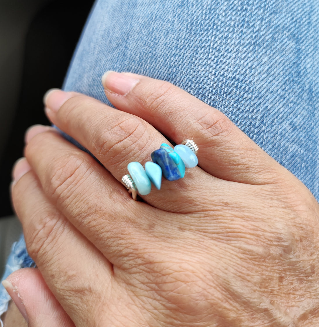 anillo con piedras azules irregulares, amazonitas, turquesas lapislazuli, aguamarina